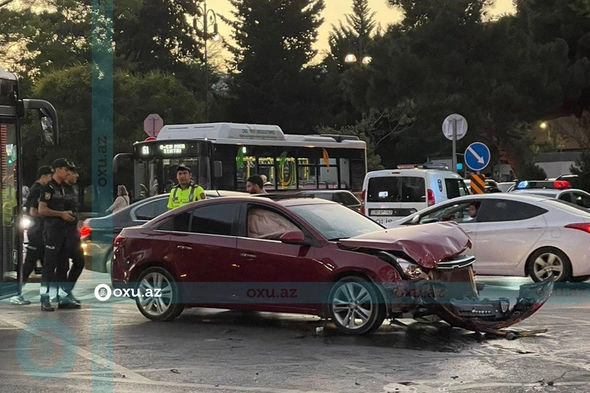 Bakıda zəncirvari qəza: Xəsarət alan var — FOTO