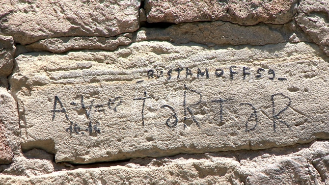 İçərişəhərdə qala divarları yazanları hansı cəzalar gözləyir? — FOTOLAR İçərişəhərdə qala divarları yazanları hansı cəzalar gözləyir? — FOTOLAR