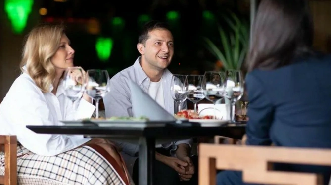 Zelenskinin xanımı: “Yerindən qalxaraq dişlərini fırçalaması, iş paltarını geyinməsi 5 dəqiqə çəkir” Zelenskinin xanımı: “Yerindən qalxaraq dişlərini fırçalaması, iş paltarını geyinməsi 5 dəqiqə çəkir”