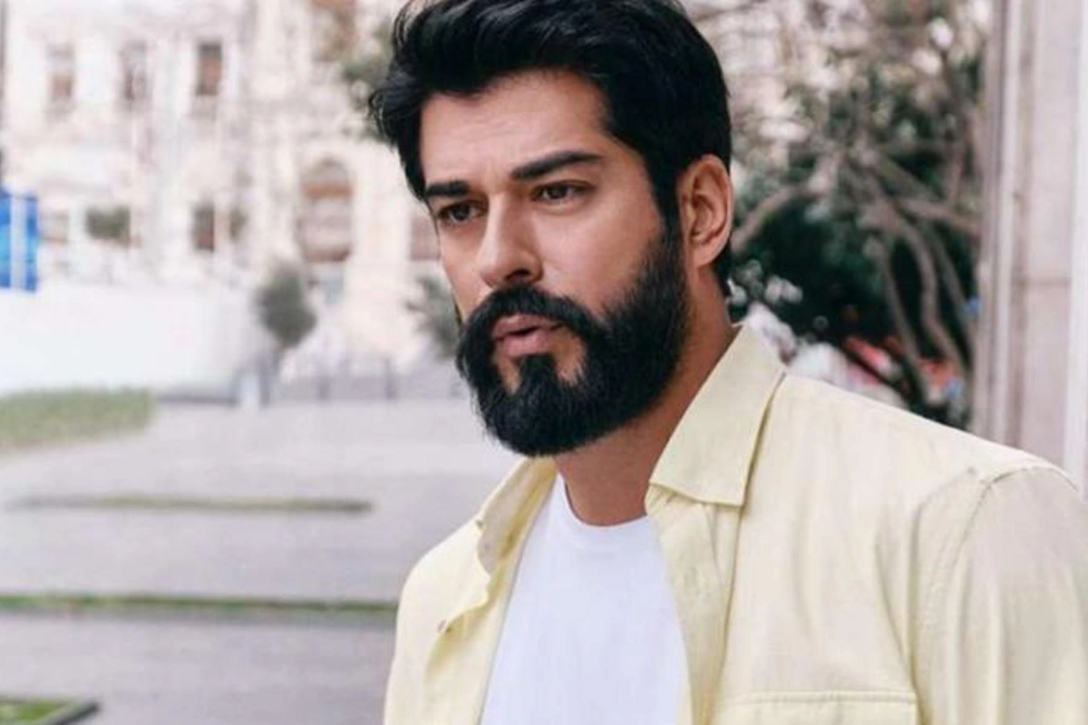 Burak Özçivit Bakıya gəldi
