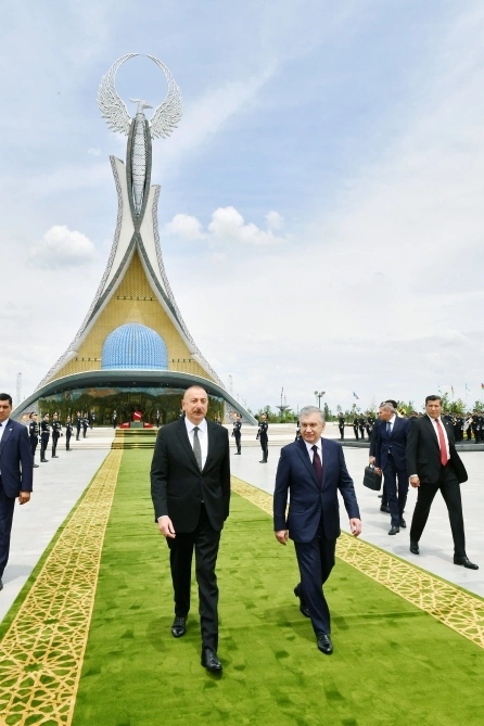 İlham Əliyev Daşkənddə Müstəqillik abidəsini ziyarət etdi — YENİLƏNİB