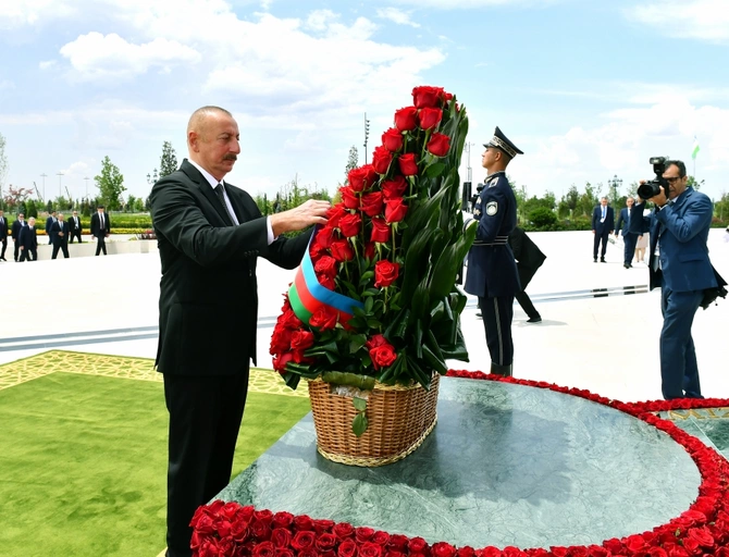 İlham Əliyev Daşkənddə Müstəqillik abidəsini ziyarət etdi — YENİLƏNİB