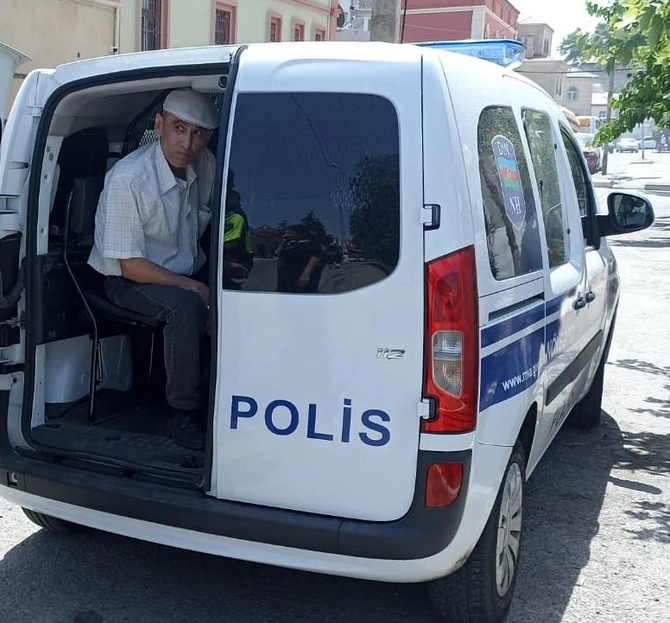 Bakıda parkda qəsdən yanğın törədən şəxs saxlanıldı — FOTO Bakıda parkda qəsdən yanğın törədən şəxs saxlanıldı — FOTO