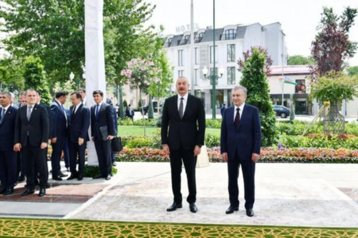 Özbəkistan Prezidenti Füzulinin əlyazmalarından birini İlham Əliyevə hədiyyə etdi