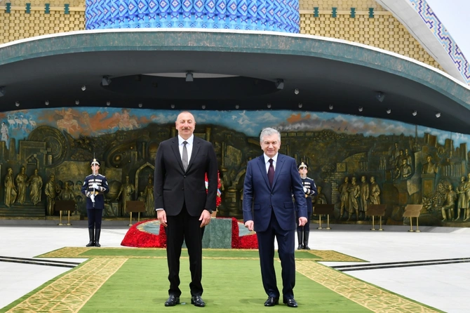 İlham Əliyev Daşkənddə Müstəqillik abidəsini ziyarət etdi — YENİLƏNİB