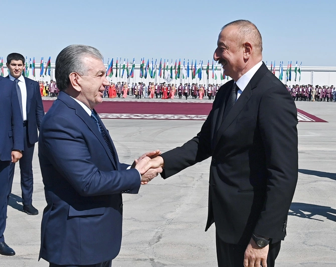 Prezident Özbəkistanın Ürgənc şəhərinə getdi — FOTOLAR
