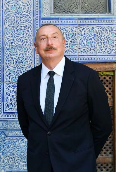 Prezidentlər İçan-Qala Dövlət Tarixi Memarlıq Muzeyi ilə tanış oldular — YENİLƏNİB