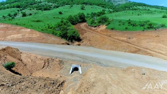 Laçına daxil olmadan yeni avtomobil yolunun asfaltlanmasına başlanıldı — FOTOLAR