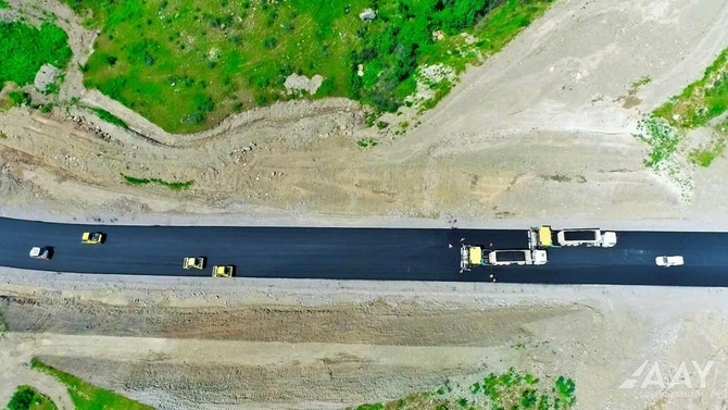 Laçına daxil olmadan yeni avtomobil yolunun asfaltlanmasına başlanıldı — FOTOLAR