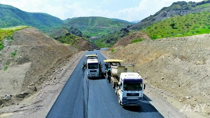Laçına daxil olmadan yeni avtomobil yolunun asfaltlanmasına başlanıldı — FOTOLAR