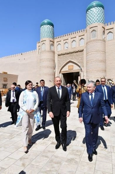 Prezidentlər İçan-Qala Dövlət Tarixi Memarlıq Muzeyi ilə tanış oldular — YENİLƏNİB