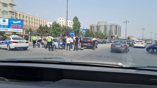 Bakıda Türkiyə səfirliyinin avtomobili qəzaya düşdü — FOTOLAR