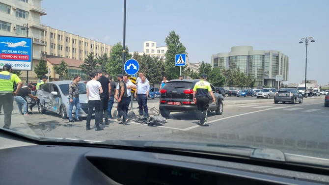 Bakıda Türkiyə səfirliyinin avtomobili qəzaya düşdü — FOTOLAR