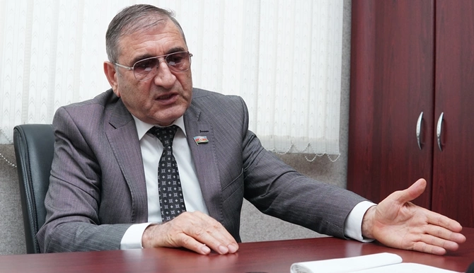 Bazardakı qiymətlər deputatların da “əlini yandırır” — “8-10 manata gilas olar?”