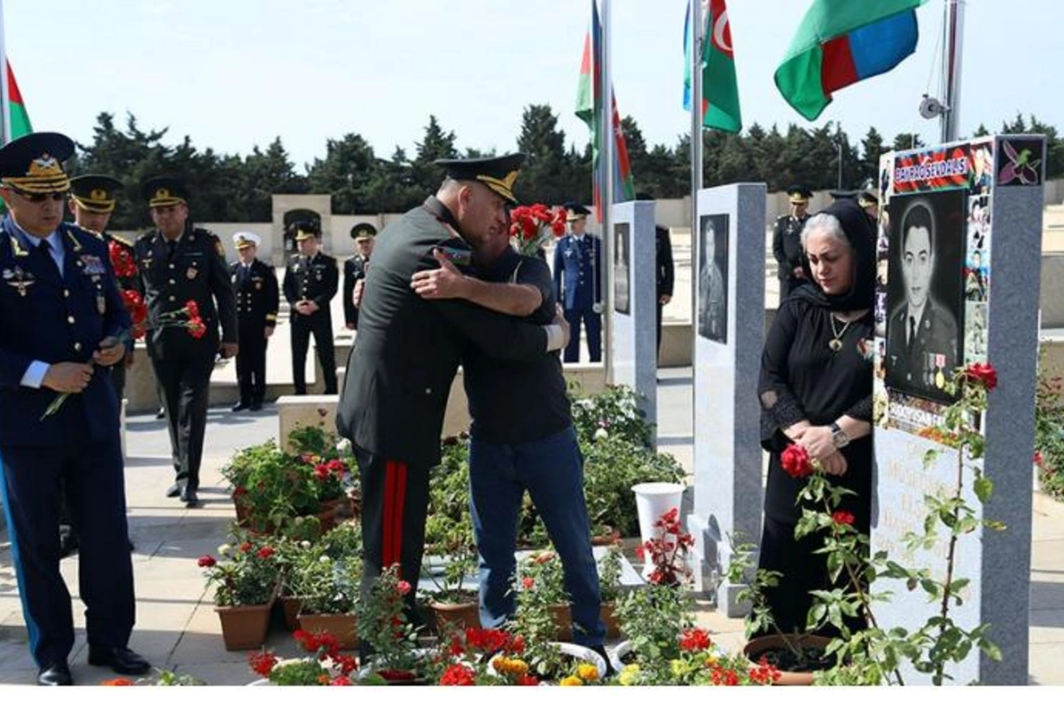 Müdafiə Nazirliyinin rəhbərliyi Fəxri xiyabanı və İkinci Şəhidlər xiyabanını ziyarət etdi — VİDEO