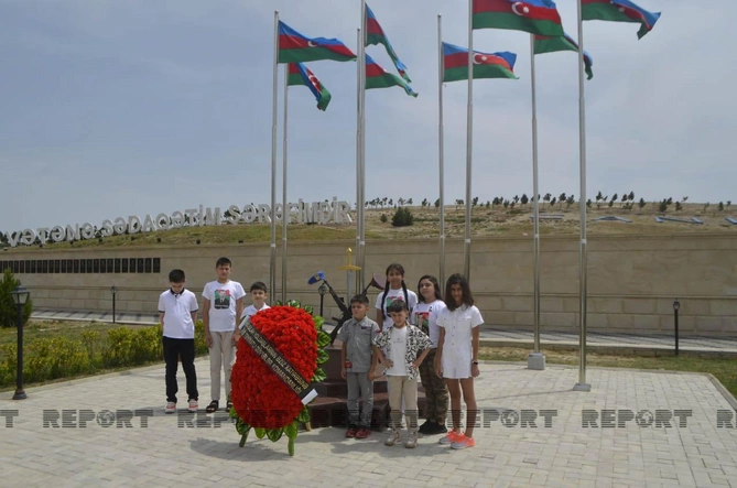 Hikmət Mirzəyev şəhid övladları ilə görüşdü — FOTOLAR Hikmət Mirzəyev şəhid övladları ilə görüşdü — FOTOLAR