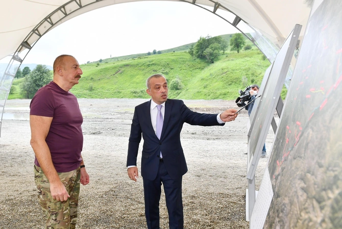 İlham Əliyev Laçında “Həkəriçay” su anbarı layihəsi ilə tanış oldu — FOTO İlham Əliyev Laçında “Həkəriçay” su anbarı layihəsi ilə tanış oldu — FOTO