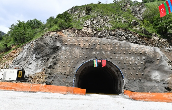 İlham Əliyev Kəlbəcər-Laçın avtomobil yolunun inşası ilə tanış oldu — FOTOLAR