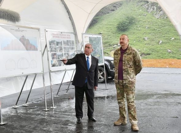 Prezident Toğanalı-Kəlbəcər avtomobil yolunun tikintisi ilə tanış oldu — YENİLƏNİB Prezident Toğanalı-Kəlbəcər avtomobil yolunun tikintisi ilə tanış oldu — YENİLƏNİB