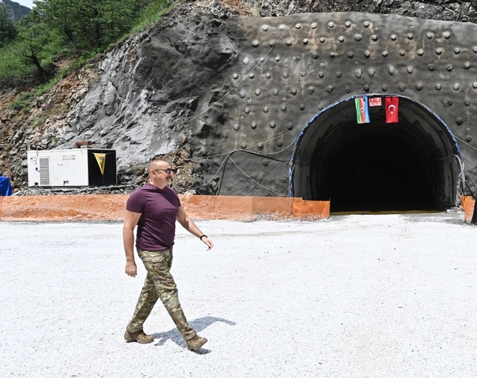 İlham Əliyev Kəlbəcər-Laçın avtomobil yolunun inşası ilə tanış oldu — FOTOLAR