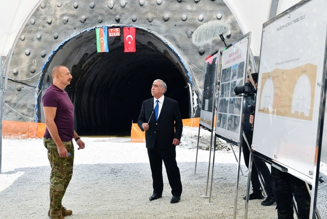 İlham Əliyev Kəlbəcər-Laçın avtomobil yolunun inşası ilə tanış oldu — FOTOLAR
