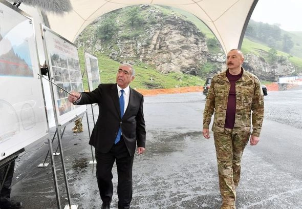 Prezident Toğanalı-Kəlbəcər avtomobil yolunun tikintisi ilə tanış oldu — YENİLƏNİB Prezident Toğanalı-Kəlbəcər avtomobil yolunun tikintisi ilə tanış oldu — YENİLƏNİB