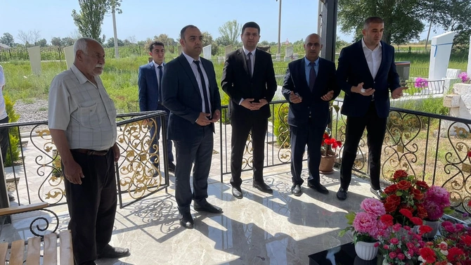 Vətən Müharibəsi şəhidinin məzarı ziyarət olundu — FOTOLAR Vətən Müharibəsi şəhidinin məzarı ziyarət olundu — FOTOLAR