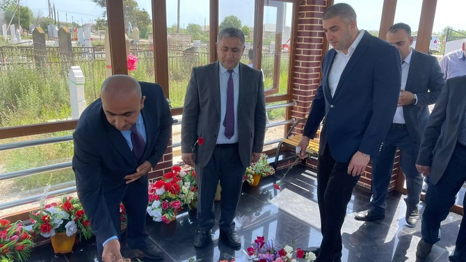 Vətən Müharibəsi şəhidinin məzarı ziyarət olundu — FOTOLAR Vətən Müharibəsi şəhidinin məzarı ziyarət olundu — FOTOLAR