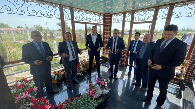Vətən Müharibəsi şəhidinin məzarı ziyarət olundu — FOTOLAR Vətən Müharibəsi şəhidinin məzarı ziyarət olundu — FOTOLAR