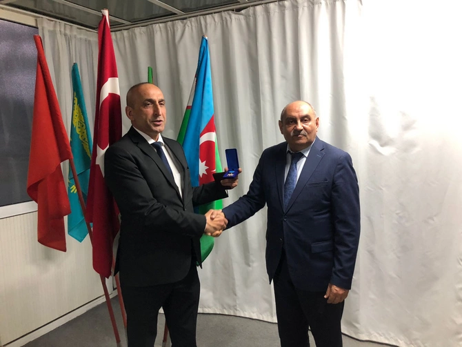 Rauf Zeyni AAK-ın xatirə medalı ilə təltif olundu — FOTOLAR Rauf Zeyni AAK-ın xatirə medalı ilə təltif olundu — FOTOLAR
