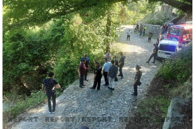 Şəkidə dərəyə aşan avtobusda şagird, müəllim və valideynlər olub — YENİLƏNİB+FOTOLAR