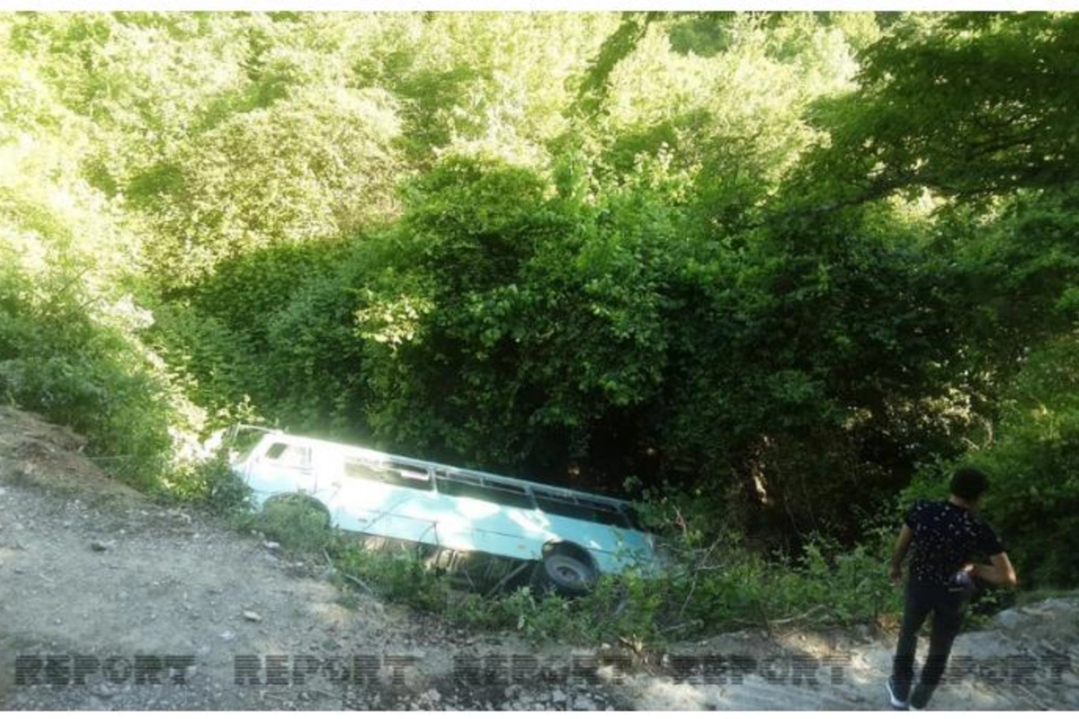 Şəkidə dərəyə aşan avtobusda şagird, müəllim və valideynlər olub — YENİLƏNİB+FOTOLAR