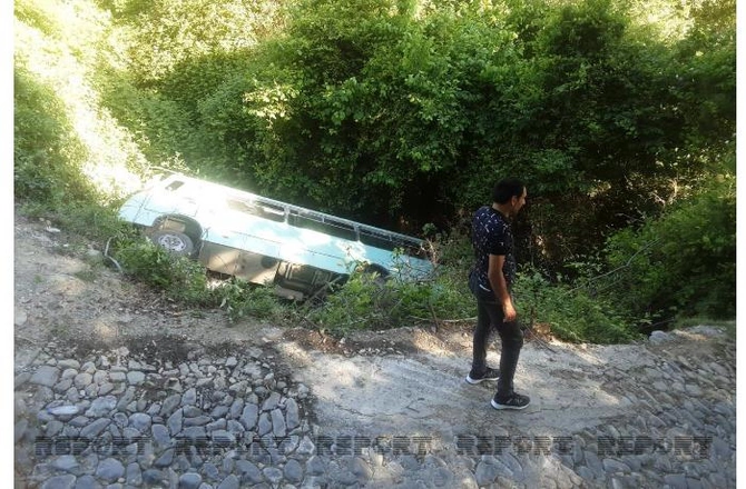 Şəkidə dərəyə aşan avtobusda şagird, müəllim və valideynlər olub — YENİLƏNİB+FOTOLAR