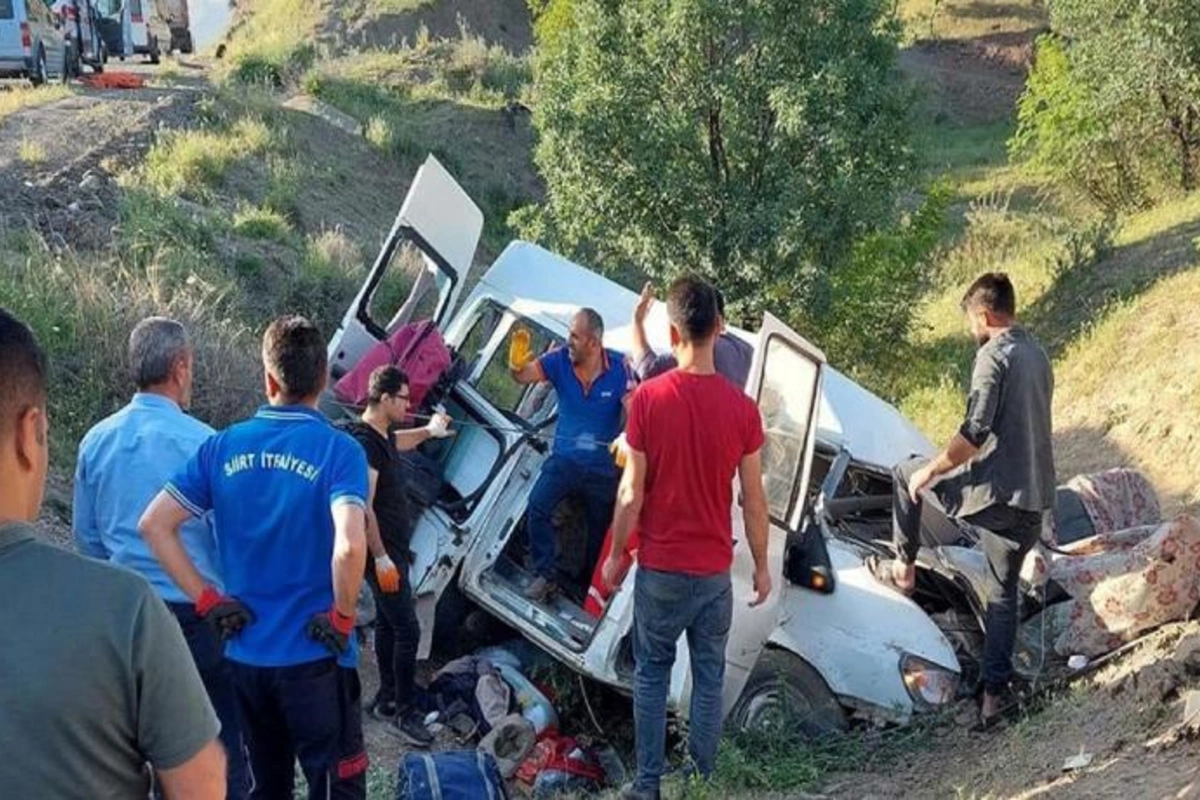 Türkiyədə mikroavtobus dərəyə aşdı — ölənlər var