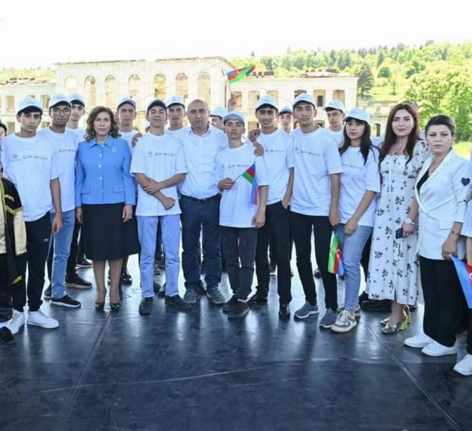Abşeron məktəbliləri respublika incəsənət festival-müsabiqəsinin qalibi oldular — FOTOLAR Abşeron məktəbliləri respublika incəsənət festival-müsabiqəsinin qalibi oldular — FOTOLAR