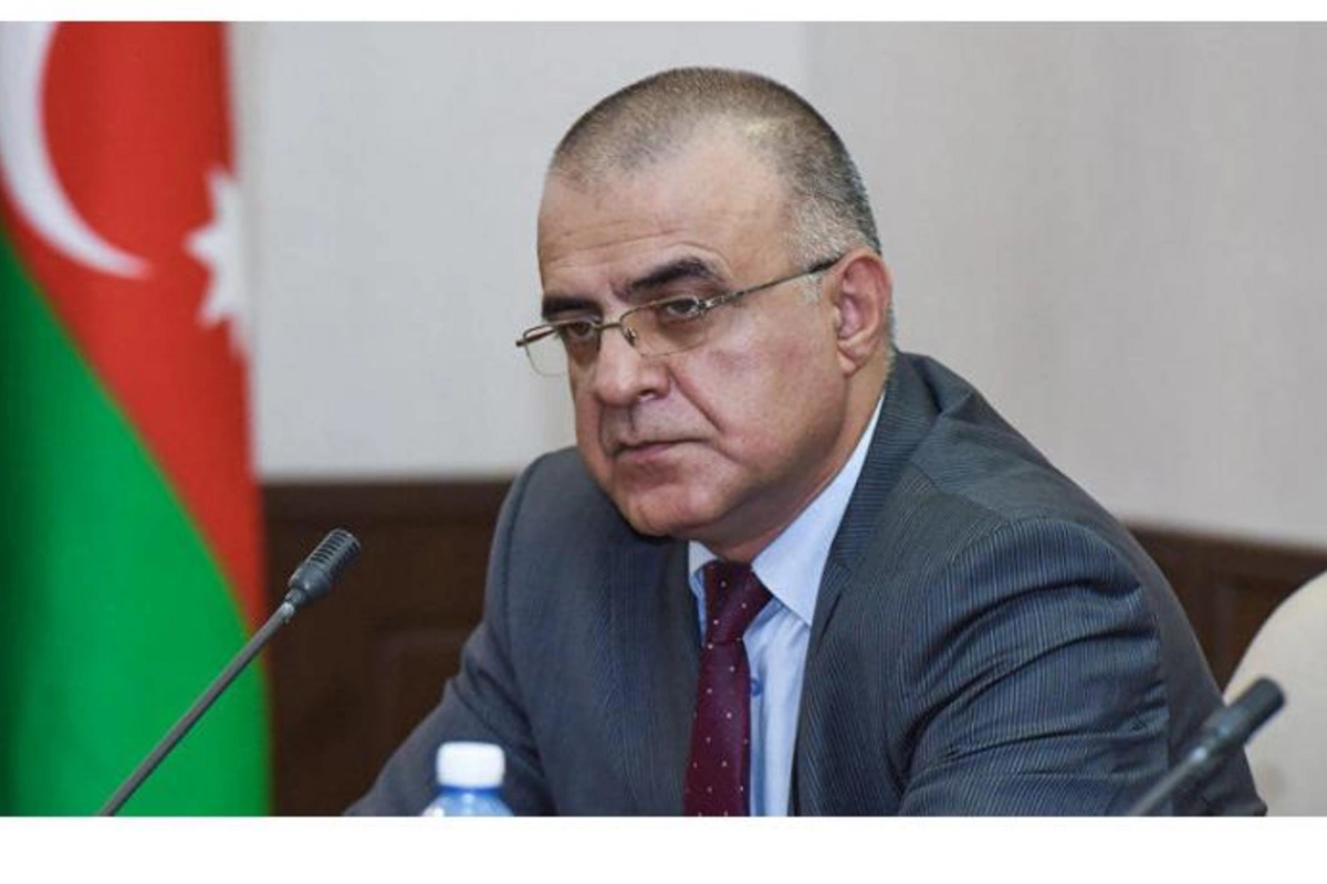 Ermənistan ənənəvi olaraq iki qütbün arasında manevr edir