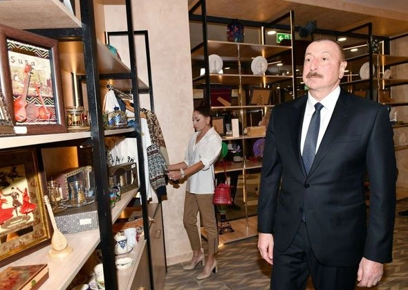 İlham Əliyev və Mehriban Əliyeva “Şərq Bazarı” kompleksinin açılışında — FOTOLAR İlham Əliyev və Mehriban Əliyeva “Şərq Bazarı” kompleksinin açılışında — FOTOLAR