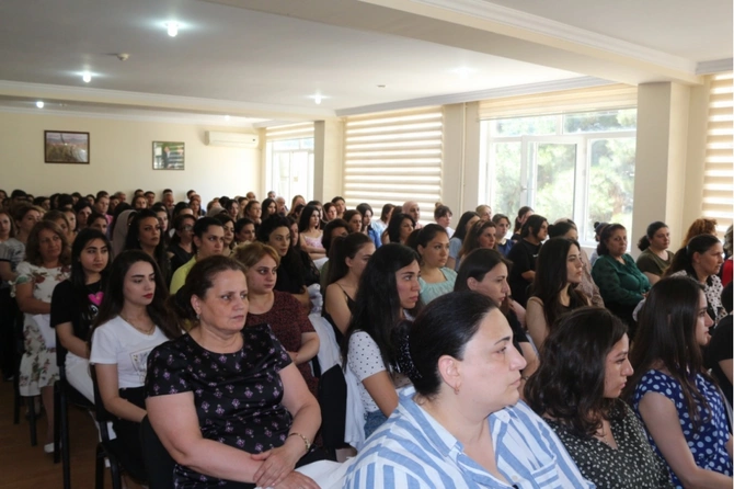 Partiya sıralarına yeni qəbul olunanlara üzvlük vəsiqəsi təqdim edildi — FOTOLAR Partiya sıralarına yeni qəbul olunanlara üzvlük vəsiqəsi təqdim edildi — FOTOLAR