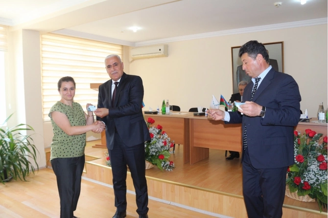 Partiya sıralarına yeni qəbul olunanlara üzvlük vəsiqəsi təqdim edildi — FOTOLAR Partiya sıralarına yeni qəbul olunanlara üzvlük vəsiqəsi təqdim edildi — FOTOLAR
