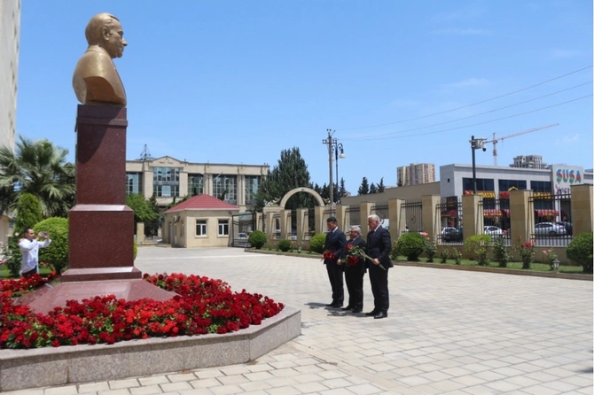 Partiya sıralarına yeni qəbul olunanlara üzvlük vəsiqəsi təqdim edildi — FOTOLAR Partiya sıralarına yeni qəbul olunanlara üzvlük vəsiqəsi təqdim edildi — FOTOLAR