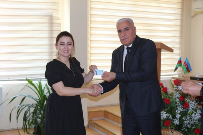 Partiya sıralarına yeni qəbul olunanlara üzvlük vəsiqəsi təqdim edildi — FOTOLAR Partiya sıralarına yeni qəbul olunanlara üzvlük vəsiqəsi təqdim edildi — FOTOLAR
