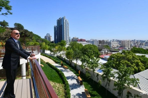 Prezident Bakıda yeni salınmış parkda yaradılan şəraitlə tanış oldu — FOTOLAR Prezident Bakıda yeni salınmış parkda yaradılan şəraitlə tanış oldu — FOTOLAR