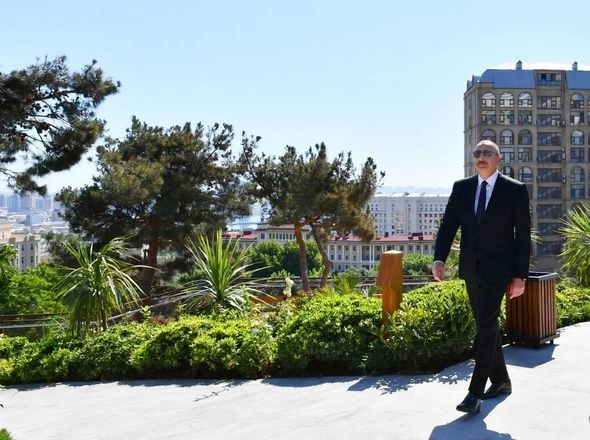 Prezident Bakıda yeni salınmış parkda yaradılan şəraitlə tanış oldu — FOTOLAR Prezident Bakıda yeni salınmış parkda yaradılan şəraitlə tanış oldu — FOTOLAR