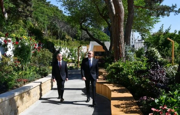 Prezident Bakıda yeni salınmış parkda yaradılan şəraitlə tanış oldu — FOTOLAR Prezident Bakıda yeni salınmış parkda yaradılan şəraitlə tanış oldu — FOTOLAR