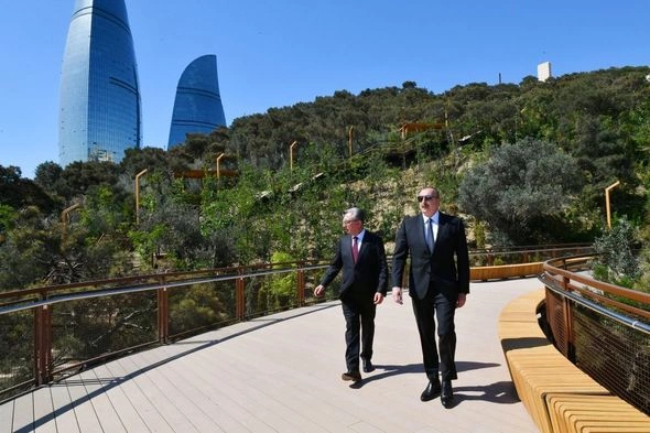Prezident Bakıda yeni salınmış parkda yaradılan şəraitlə tanış oldu — FOTOLAR Prezident Bakıda yeni salınmış parkda yaradılan şəraitlə tanış oldu — FOTOLAR