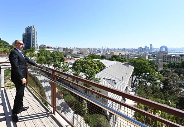Prezident Bakıda yeni salınmış parkda yaradılan şəraitlə tanış oldu — FOTOLAR Prezident Bakıda yeni salınmış parkda yaradılan şəraitlə tanış oldu — FOTOLAR