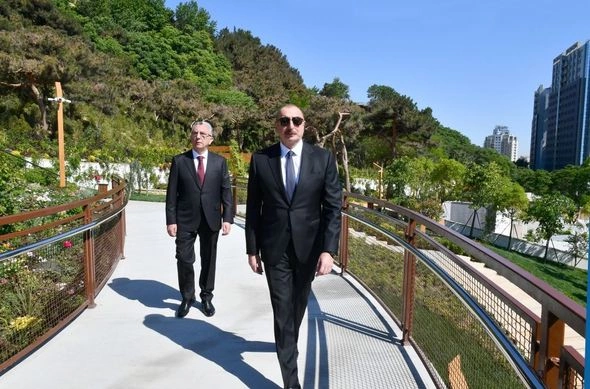 Prezident Bakıda yeni salınmış parkda yaradılan şəraitlə tanış oldu — FOTOLAR Prezident Bakıda yeni salınmış parkda yaradılan şəraitlə tanış oldu — FOTOLAR