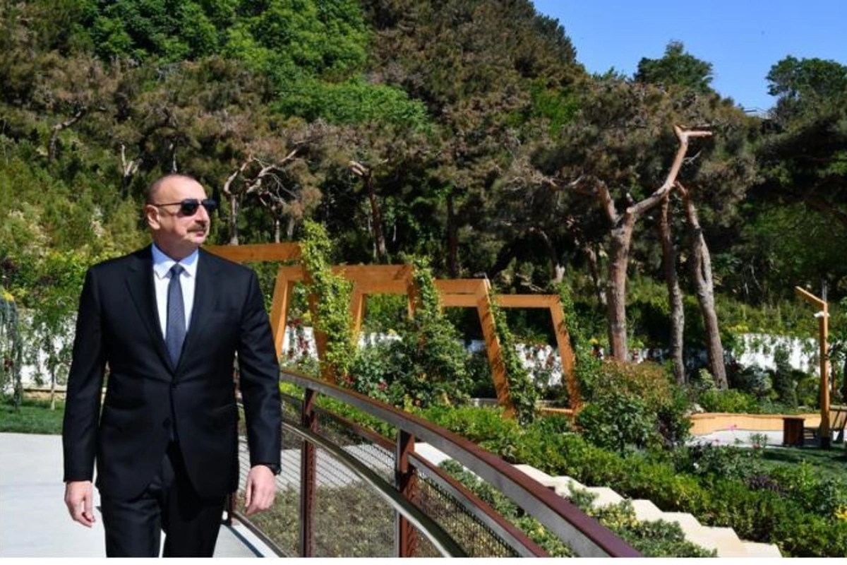Prezident Bakıda yeni salınmış parkda yaradılan şəraitlə tanış oldu — FOTOLAR
