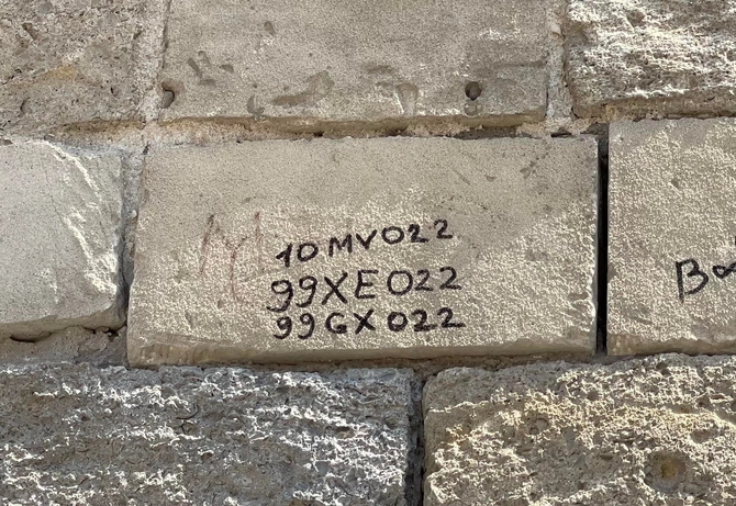 Qala divarlarını korlayan şəxs saxlanıldı
