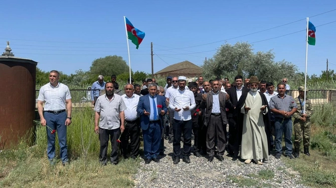Salyanda Vətən Müharibəsi şəhidinin məzarı ziyarət olundu — FOTOLAR Salyanda Vətən Müharibəsi şəhidinin məzarı ziyarət olundu — FOTOLAR